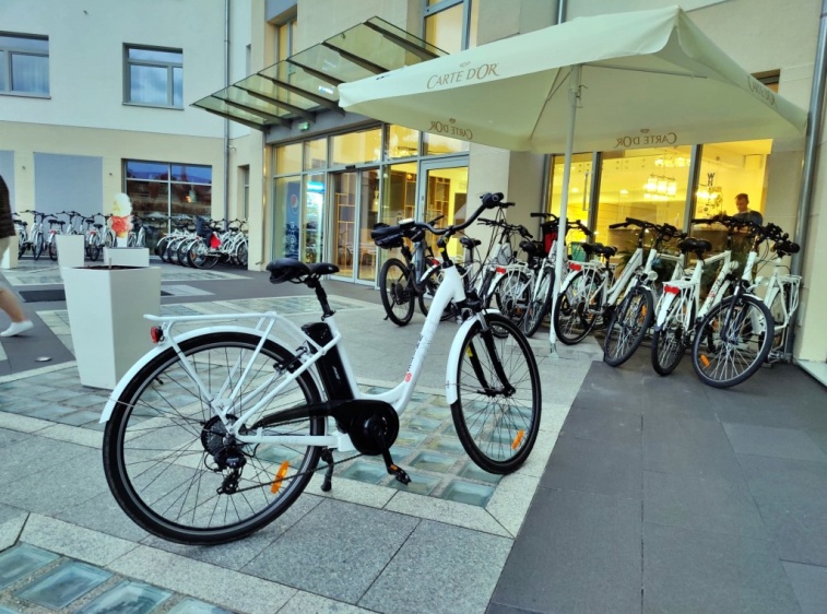 Wypożyczalnia rower&oacute;w elektrycznych  przy White Resort 