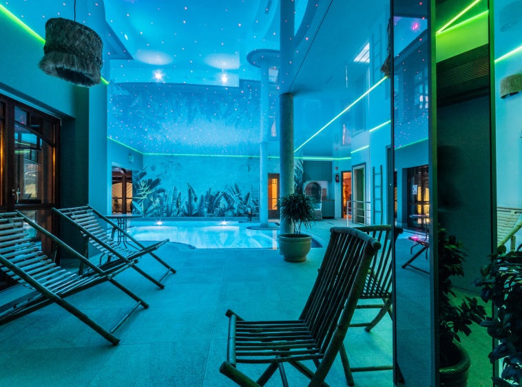 Hotel Kahlberg Basen wewnętrzny nocą ?v=1.0.1