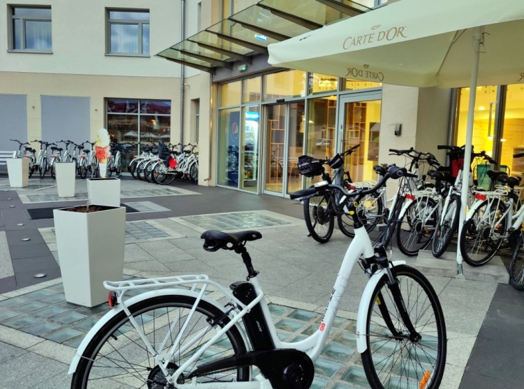 Wypożyczalnia rower&oacute;w elektrycznych  przy White Resort