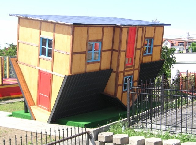 Bajkolandia  DOM DO G&Oacute;RY NOGAMI!! Zabawa z grawitacją, świat staje na głowie, Zapraszamy do zwiedzania ;)